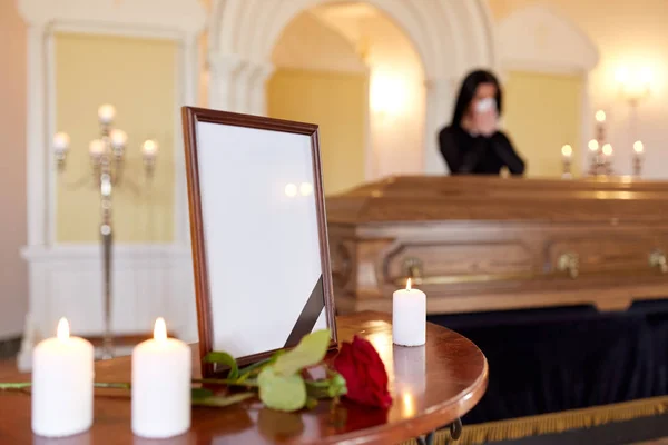 Moldura da foto e mulher chorando no caixão no funeral — Fotografia de Stock