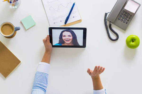 Manos de mujer de negocios con tableta PC en la oficina —  Fotos de Stock