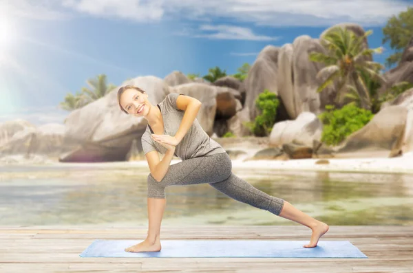 Kadının Yoga yan açı poz plajda yapması — Stok fotoğraf