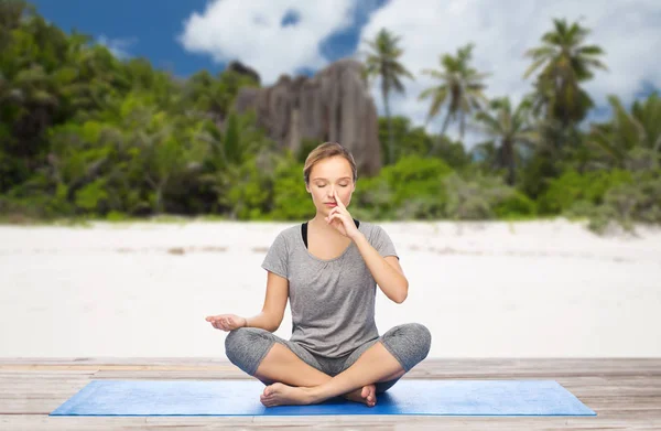 Vrouw doet yoga ademhaling oefening op strand — Stockfoto