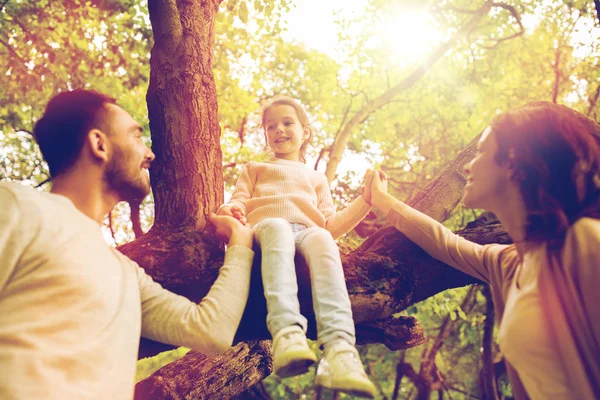 Gelukkige familie in zomer park plezier — Stockfoto