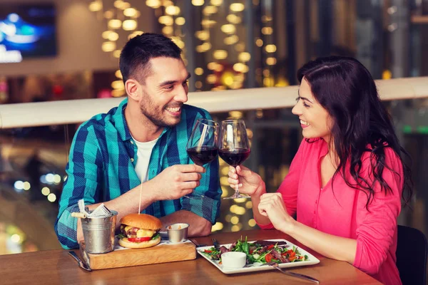 Ευτυχισμένο ζευγάρι για φαγητό και ποτό κρασί στο εστιατόριο — Φωτογραφία Αρχείου
