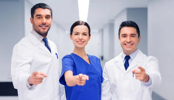 Skupina zdravotníků, ukazující prstem na vás v nemocnici — Stock fotografie