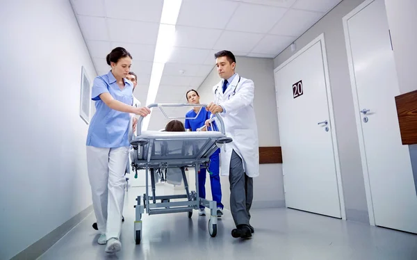 Medics and patient on hospital gurney at emergency — Stock Photo, Image