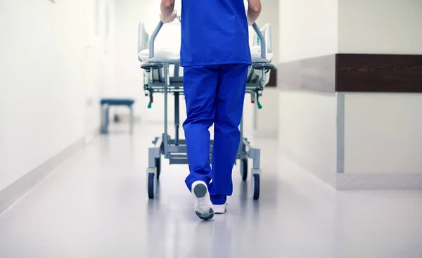 Krankenschwester trägt Krankenhausguru in Notaufnahme — Stockfoto