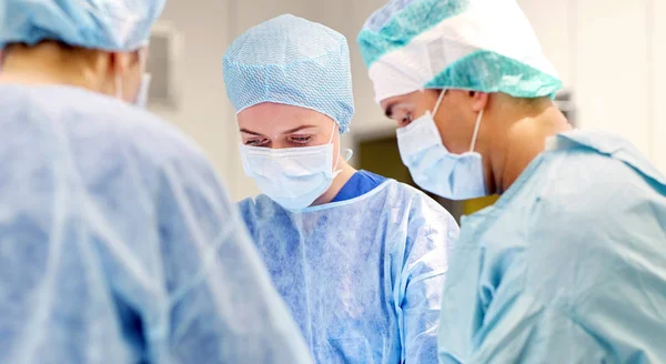 Ameliyathane hastanesinde cerrah grup — Stok fotoğraf