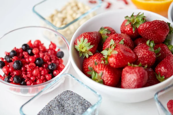 Buah-buahan dan buah-buahan yang banyak di meja — Stok Foto