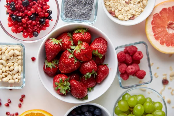 Fruits et baies dans des bols sur la table — Photo