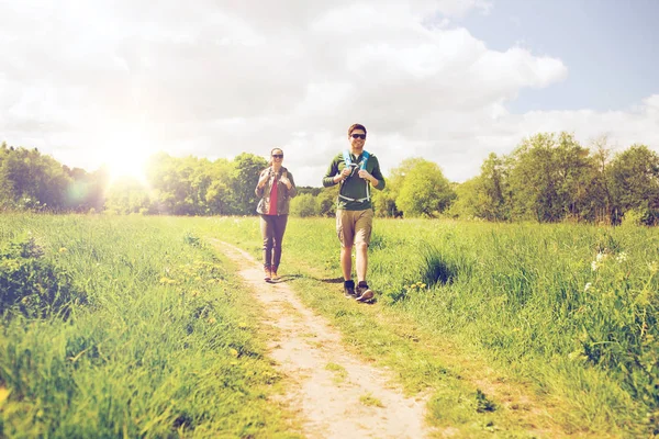 Glückliches Paar mit Rucksack beim Wandern im Freien — Stockfoto