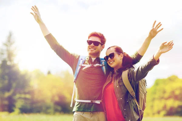 Feliz pareja con mochilas senderismo al aire libre — Foto de Stock