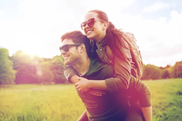 Lyckliga par med ryggsäckar har roligt utomhus — Stockfoto