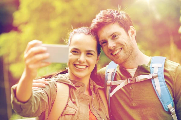 Couple avec sacs à dos prenant selfie par smartphone — Photo