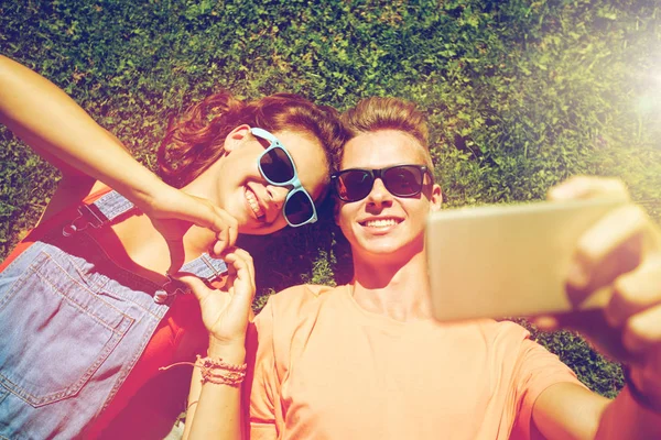 Gelukkig paar nemen selfie op smartphone in de zomer — Stockfoto