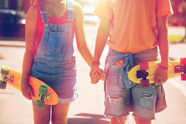 Close up of young couple with skateboards in city — Stock Photo, Image