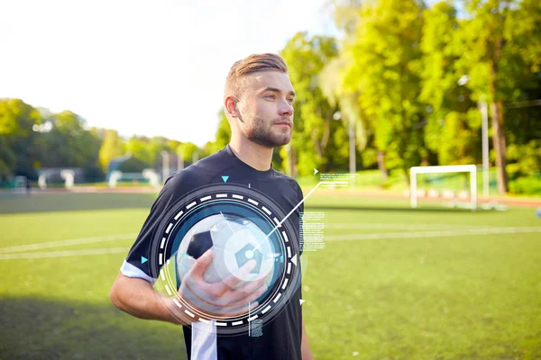 Voetbalspeler met bal op voetbalveld — Stockfoto