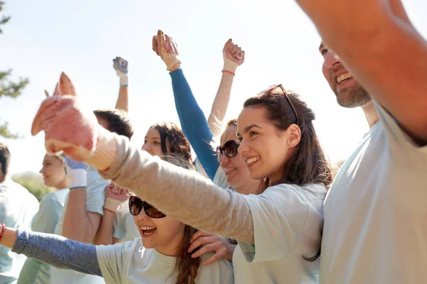 Grupa wolontariuszy, które świętuje sukces w parku — Zdjęcie stockowe