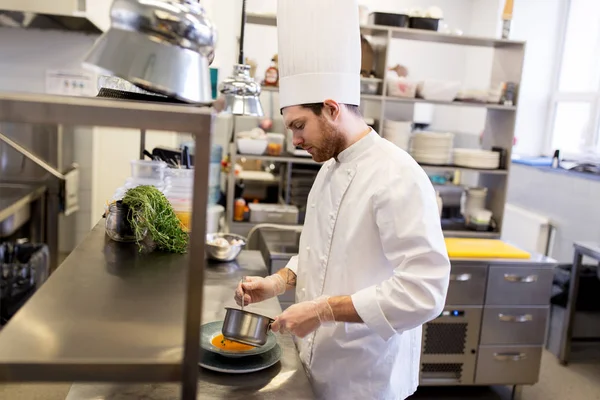 Chef cuisinier avec casserole et service des aliments à la cuisine — Photo