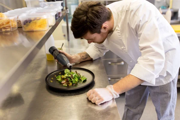 Männlicher Koch kocht Essen in Restaurantküche — Stockfoto