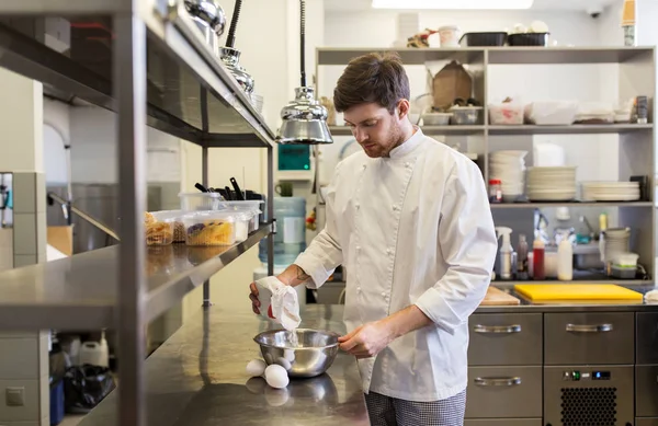 Glücklicher männlicher Koch kocht Essen in Restaurantküche — Stockfoto