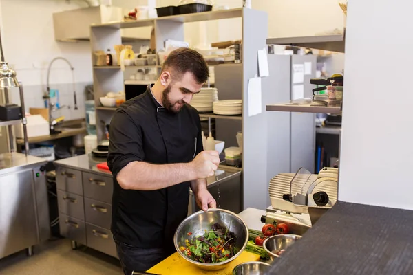 Chef-kok maken eten bij restaurant keuken koken — Stockfoto