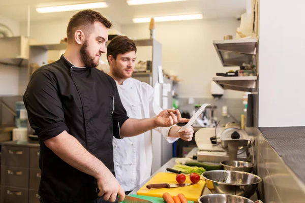 Dos chefs cocinando comida en la cocina del restaurante — Foto de Stock