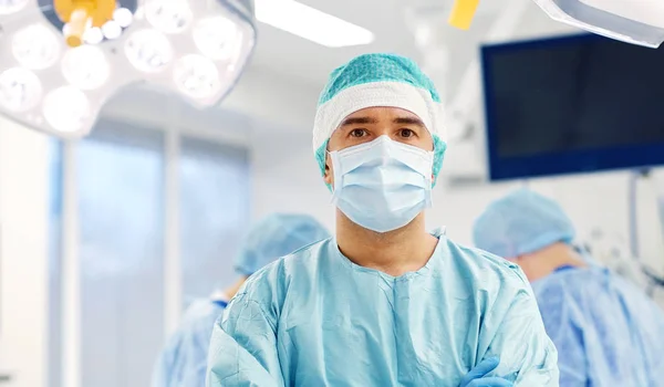 Surgeon in operating room at hospital — Stock Photo, Image