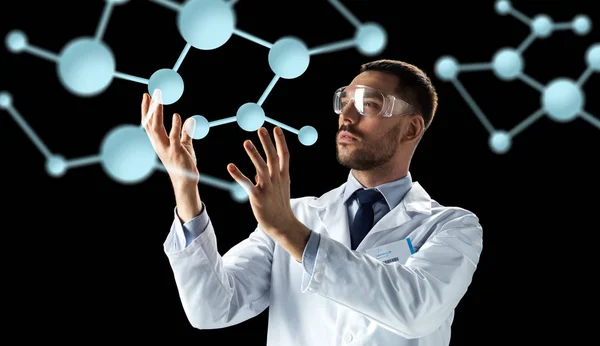 Vědec v laboratorní plášť a ochranné brýle s molekulami — Stock fotografie