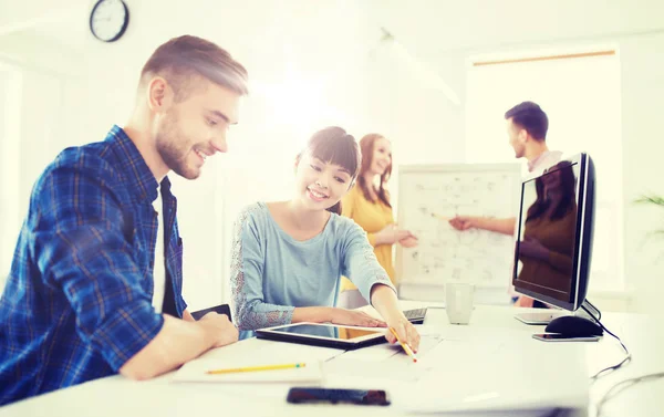 Équipe créative avec plan directeur au bureau — Photo