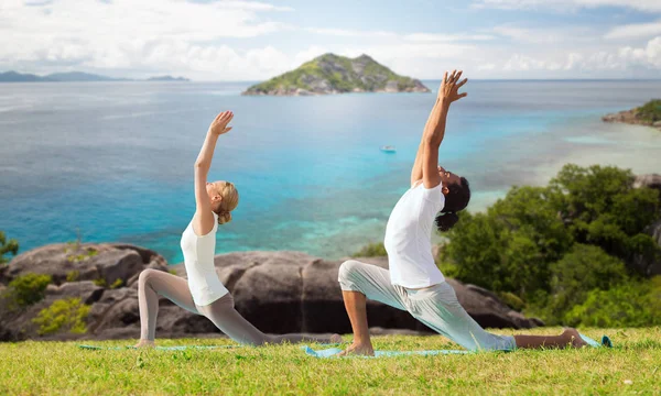 Couple making yoga in low lunge pose outdoors — Stock Photo, Image