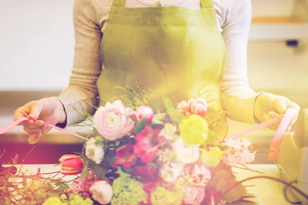 Närbild på kvinnan att göra gäng på blomsteraffär — Stockfoto