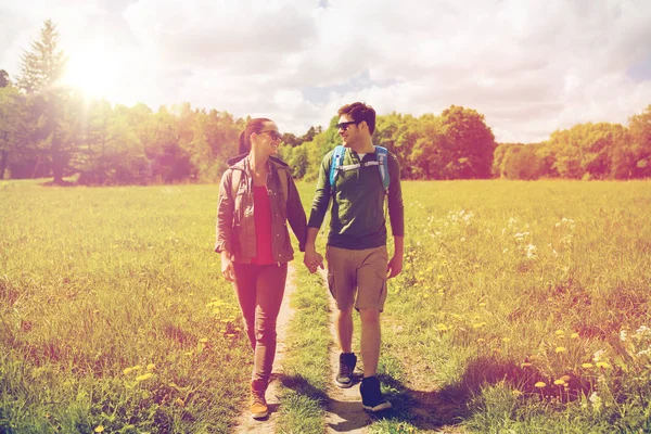 Cuplu fericit cu rucsacuri drumeții în aer liber — Fotografie, imagine de stoc