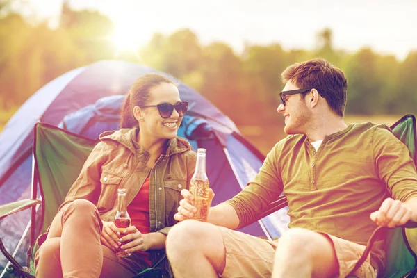 Feliz pareja bebiendo cerveza en la tienda del camping —  Fotos de Stock