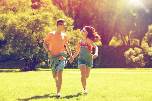 Gelukkige tiener paar draaien op zomer park — Stockfoto