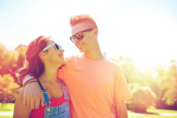 Gelukkige tiener paar kijken elkaar in park — Stockfoto