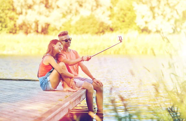 Feliz casal adolescente tomando selfie no smartphone — Fotografia de Stock