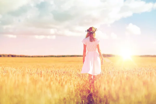 Heureuse jeune femme en couronne de fleurs sur le champ de céréales — Photo