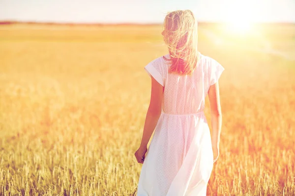 Jovem mulher em vestido branco no campo de cereais — Fotografia de Stock