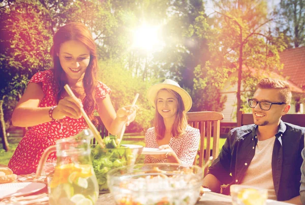 Amis heureux dîner à la fête de jardin d'été — Photo