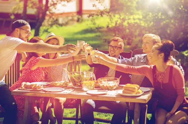 Amigos felizes jantando na festa do jardim de verão — Fotografia de Stock