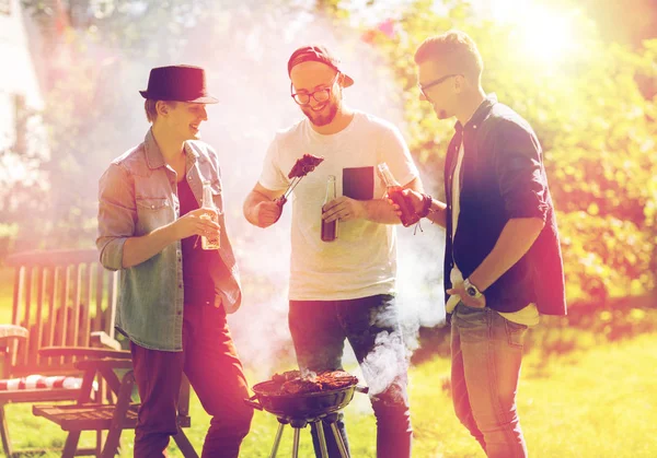 Friends drinking beer at summer barbecue party — Stock Photo, Image