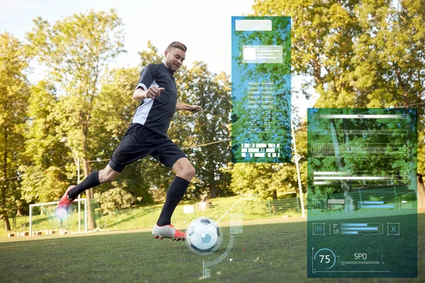 Jugador de fútbol jugando con pelota en el campo de fútbol —  Fotos de Stock