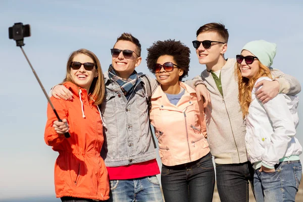 Amigos felices tomando selfie por teléfono inteligente al aire libre —  Fotos de Stock