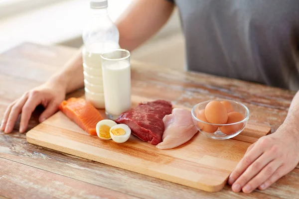 Закрыть человека с пищей, богатой белком, на столе — стоковое фото