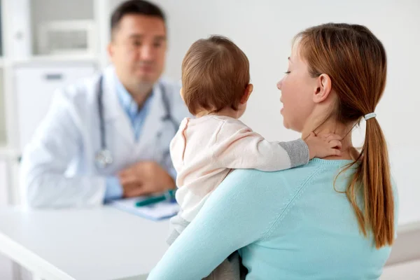 Mulher com bebê e médico na clínica — Fotografia de Stock