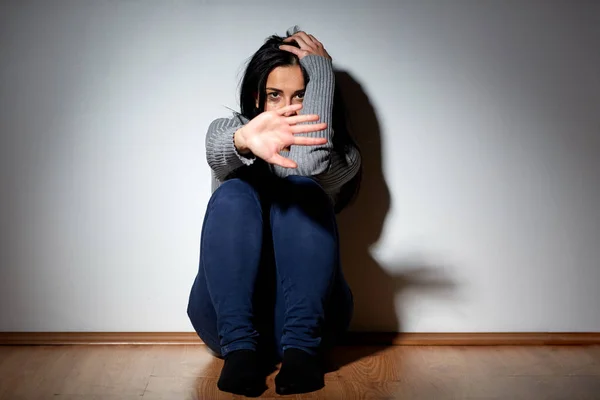 Mujer infeliz llorando en el suelo en casa — Foto de Stock