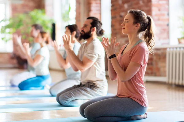 Група людей, що медитують в студії йоги — стокове фото