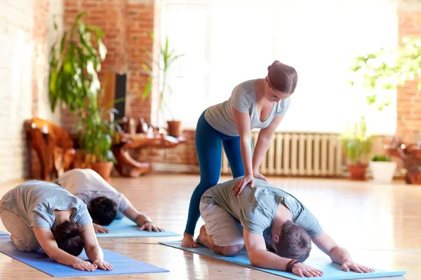 Skupina lidí, kteří cvičí jógu ve studiu — Stock fotografie