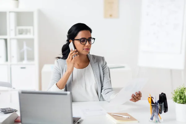 Mujer de negocios llamando en el teléfono inteligente en la oficina — Foto de Stock