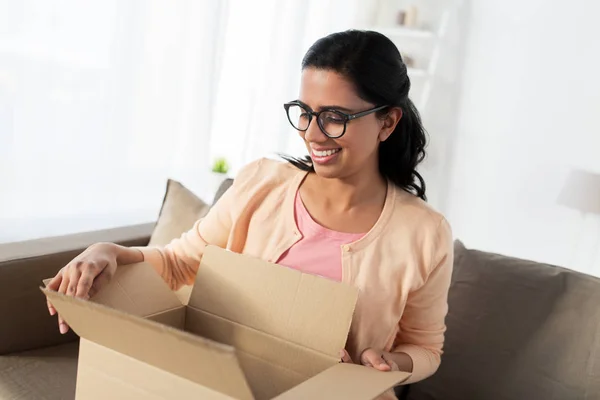 Mujer india joven feliz con caja de paquete en casa —  Fotos de Stock