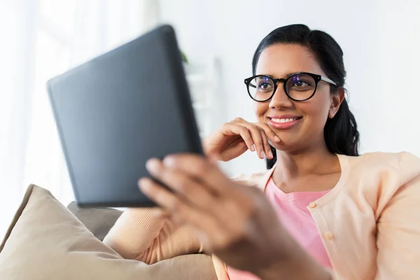 Mulher indiana feliz com tablet pc em casa — Fotografia de Stock